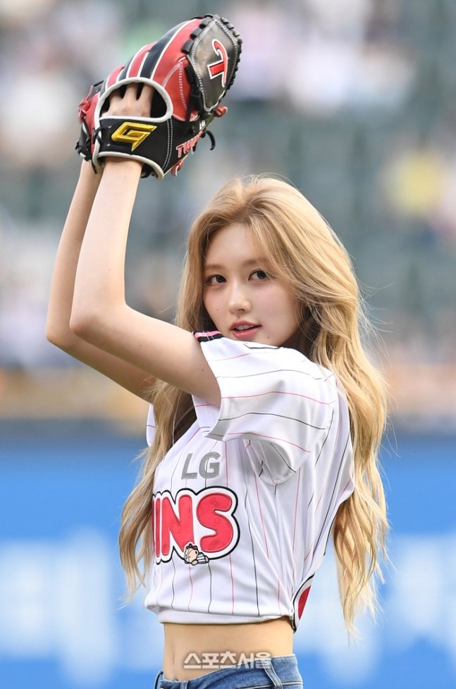 IVE Gaeul lancer inaugural baseball KBO LG Twins
