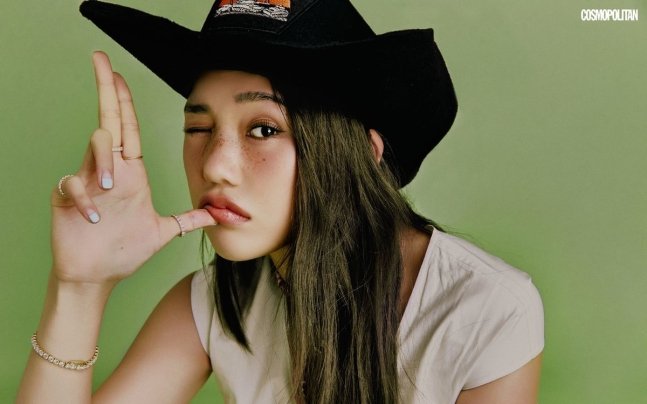 Mimi d'OH MY GIRL révèle sa philosophie de vie dans un shooting Cosmopolitan