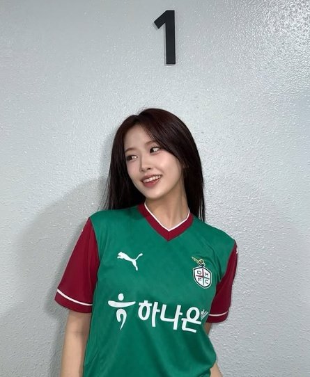 Ahn Yu-jin portant le maillot officiel de Daejeon Hana Citizen