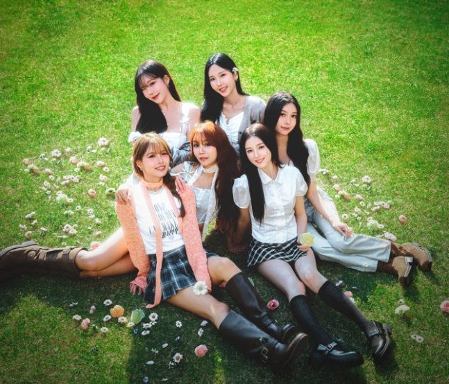 Les six membres de MOMOLAND réunies après signature avec Inyeon Entertainment