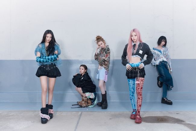 Les sept membres du nouveau girl group USPEER de WM Entertainment