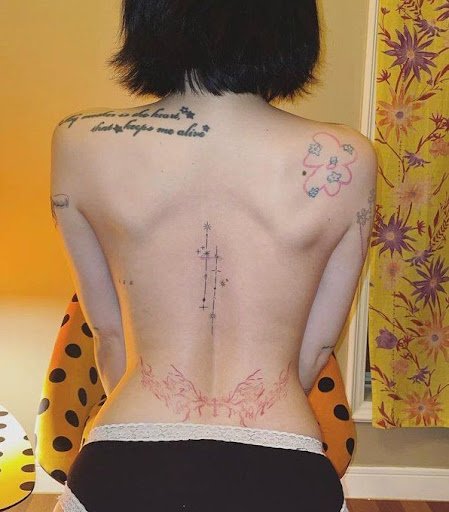 HyunA avec tatouage à l’épaule