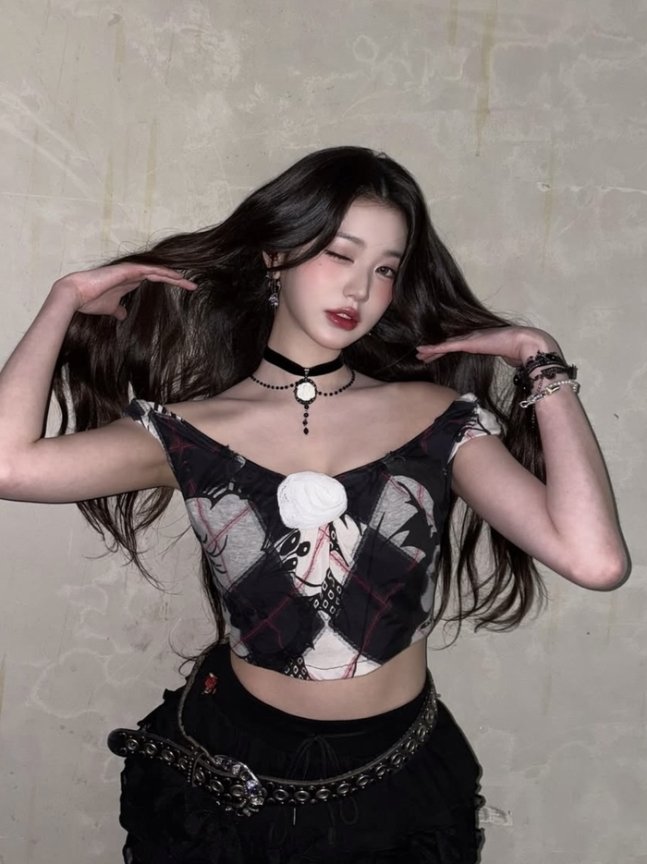 Jang Wonyoung dans une tenue off-shoulder chic lors de sa nouvelle séance photo