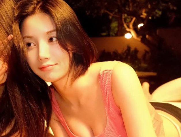 Kwon Eunbi partageant ses looks estivaux sur Instagram
