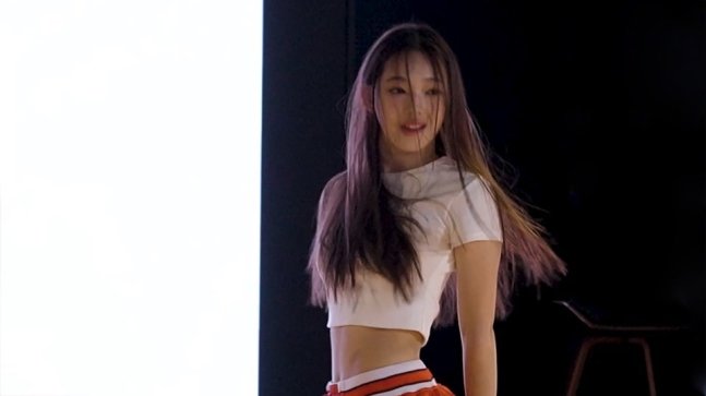 EVELLI performance danse YG girl group