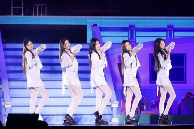 ILLIT premier concert solo K-pop