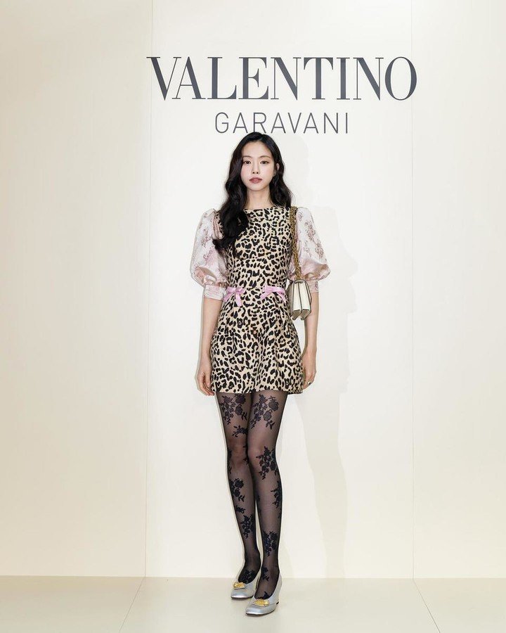 Son Na-eun robe imprimé animal événement K-pop