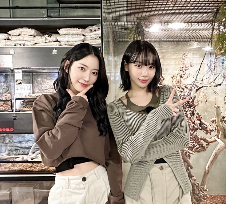 LE SSERAFIM, Chaewon et Sakura