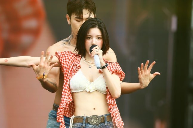 Kwon Eunbi Waterbomb 2025 performance cowgirl
