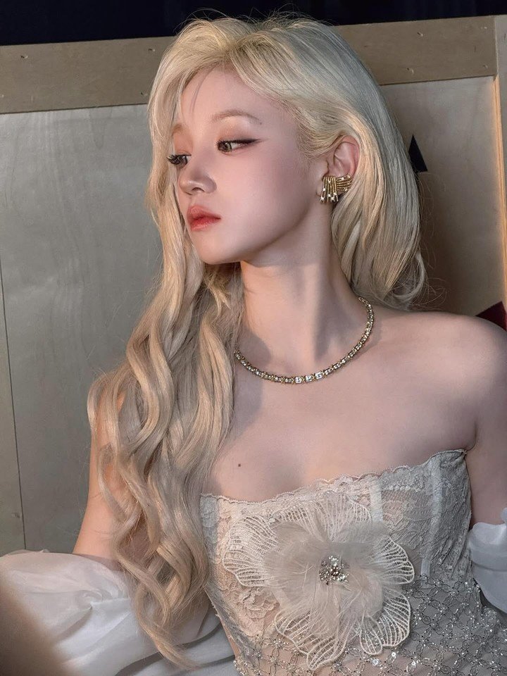 Yuqi ((G)I-DLE) dévoile un look envoûtant : élégance et glamour sur Instagram