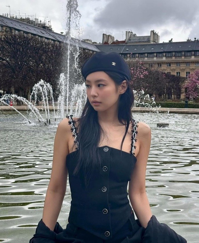 BLACKPINK Jennie Conquiert Paris avec son Style Chanel Intemporel