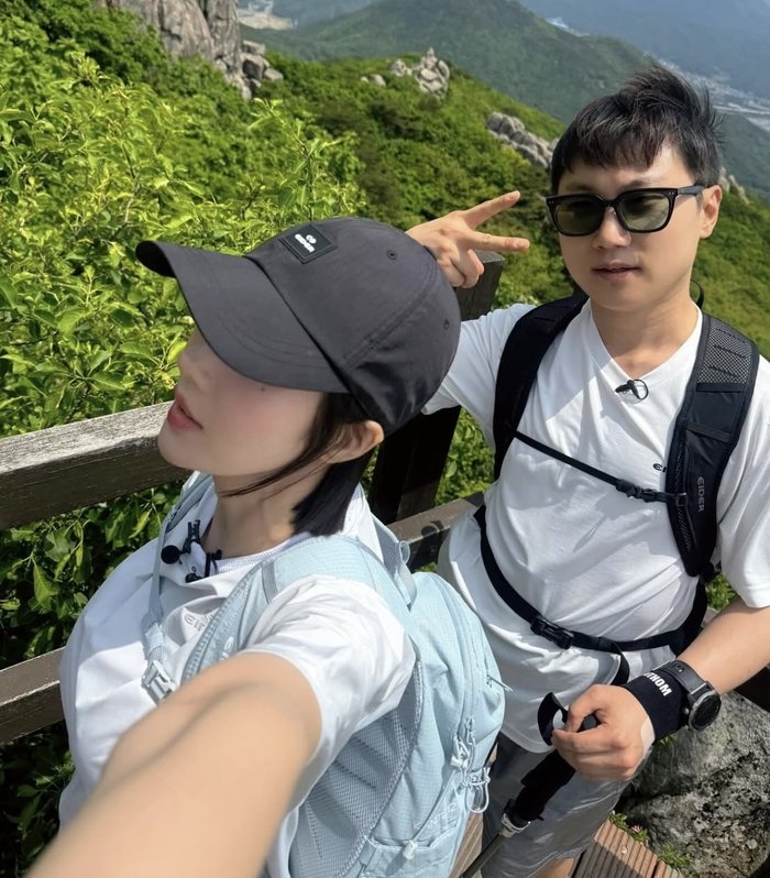 Kwon Eunbi fait de la randonnée au mont Geumjeong avec le YouTubeur Pani Bottle