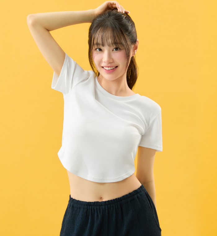 Chu perfectionne sa mode estivale avec un crop top : BYC présente ses looks de vacances