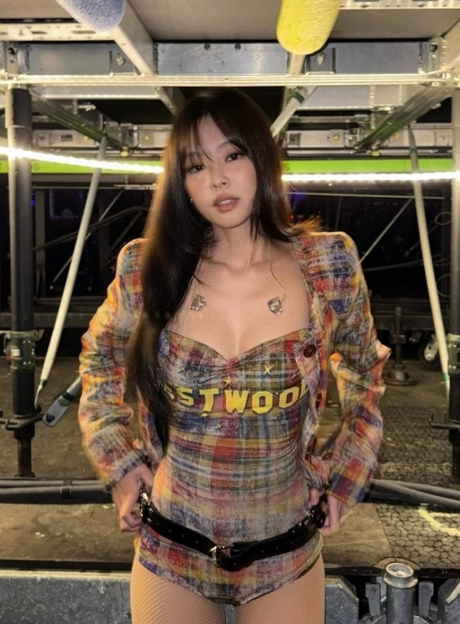 Jennie de BLACKPINK ose un look audacieux sans bas lors de sa tournée mondiale