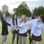 KiiiKiii fait son grand retour avec « Dancing Alone », une ode à l'amitié de la jeunesse