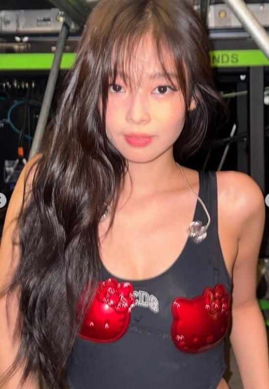 Jenny de BLACKPINK fait sensation à Milan avec son look Hello Kitty inédit
